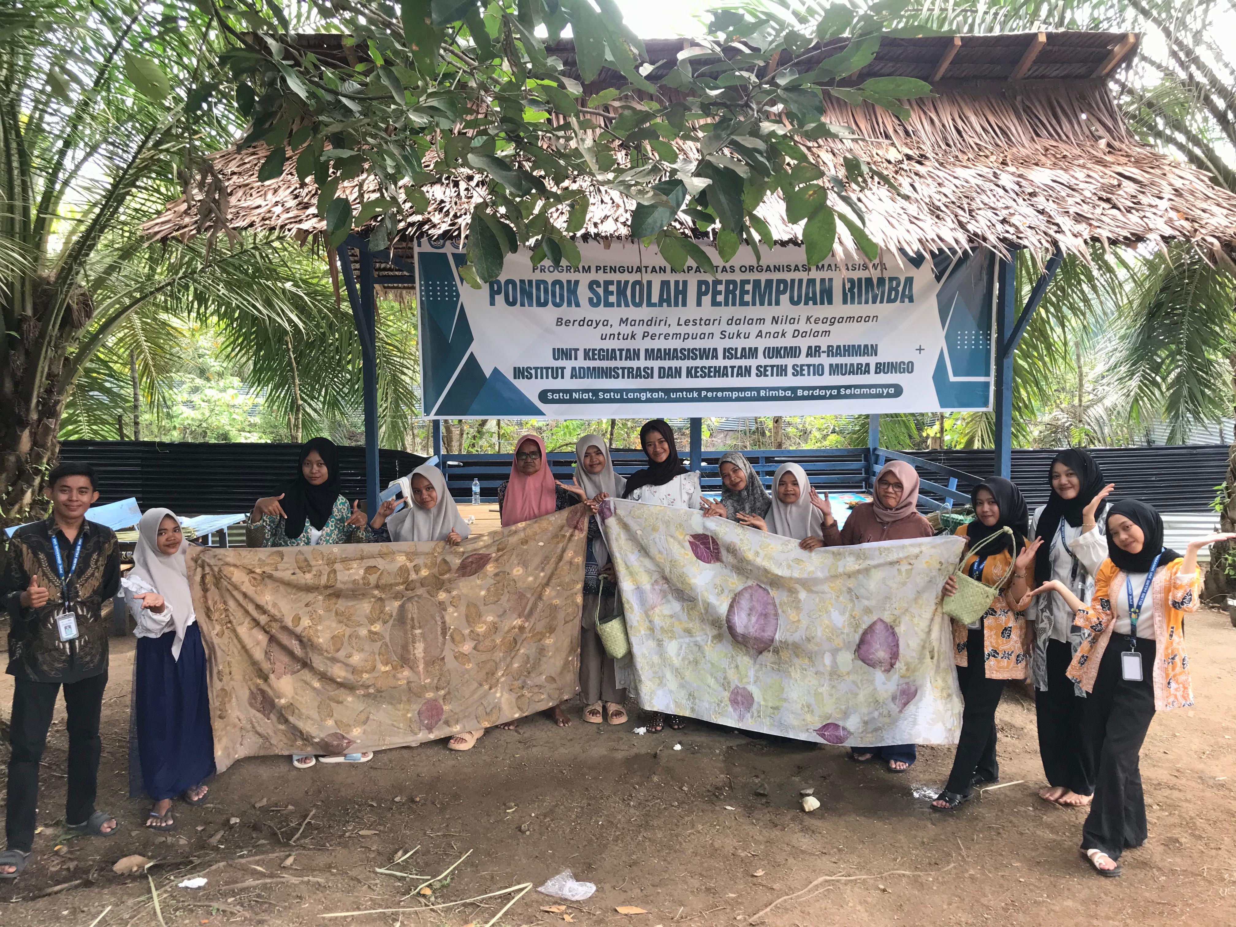 Sekolah Perempuan Rimba Latih Keterampilan Menganyam Bersama Ibu Pengrajin Lokal dan Ecoprint Bersama Mitra Batik Mulia