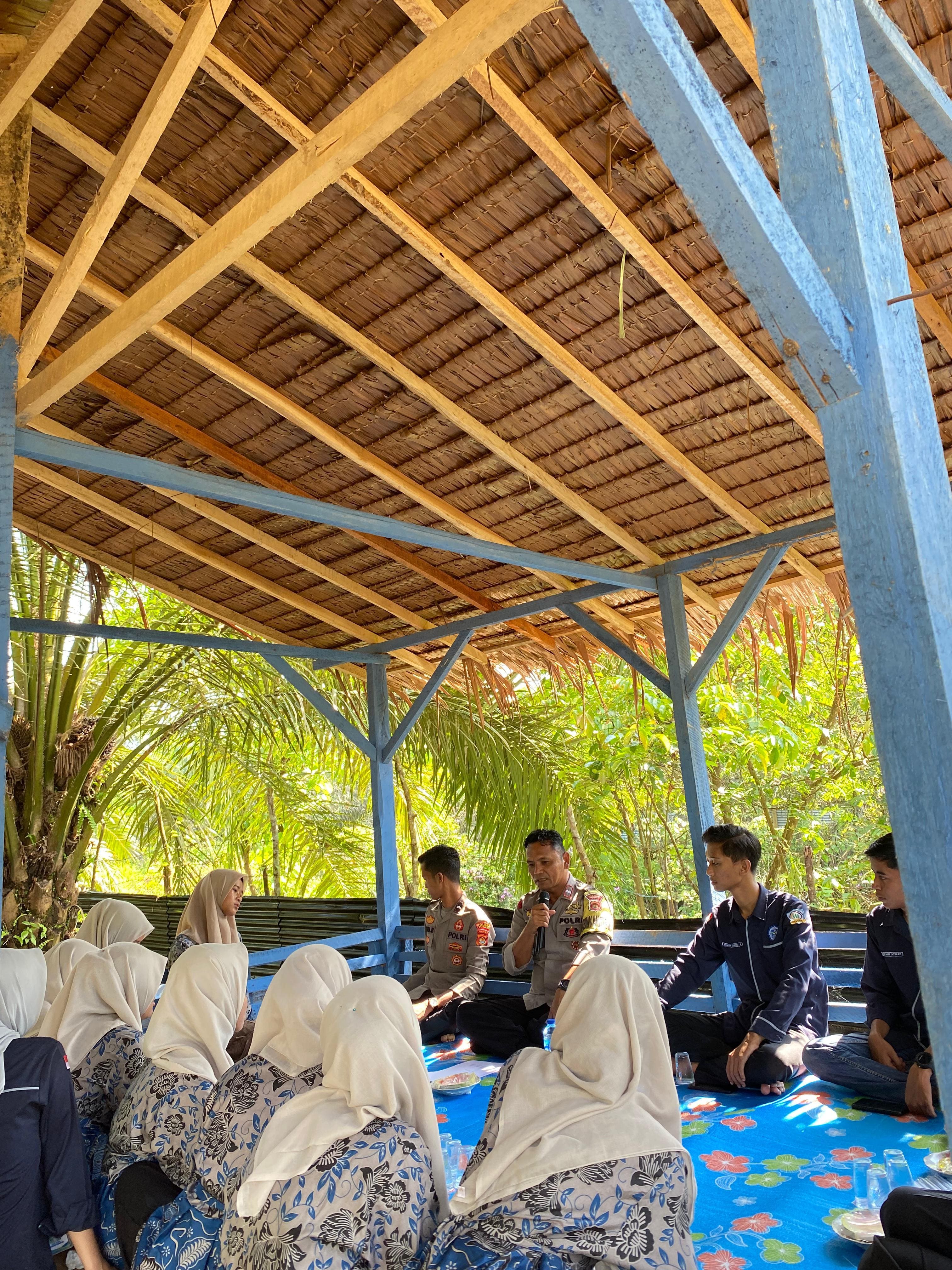 Bhabinkamtibmas Polsek Pelepat Jadi Pemateri di Sekolah Perempuan Rimba: Ajak Terapkan PHBS Melalui Olahraga dan Pencegahan Penyakit Menular