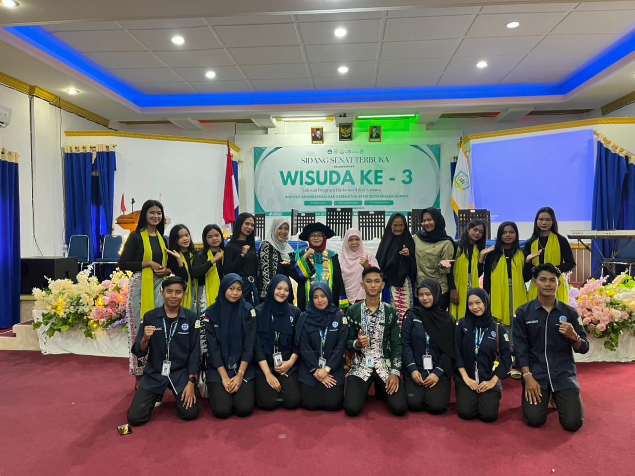 Para Kader Sekolah Perempuan Rimba Tampilkan Tari Bedeti di Wisuda Ketiga Kampus IAKSS